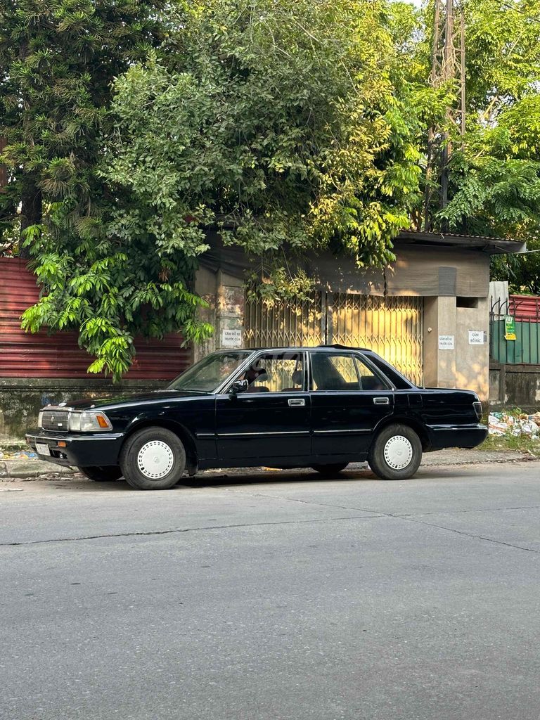 Toyota Crown Дизель Черная 5 мест красный салон