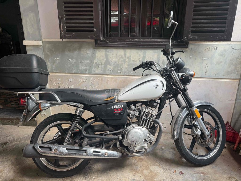 Белый классический мотоцикл Yamaha SR125