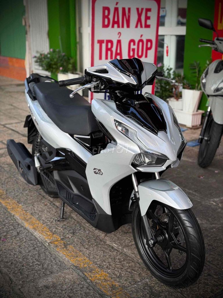 Главная подпись Honda Airblade 125 2020 года, серебристый Porsche