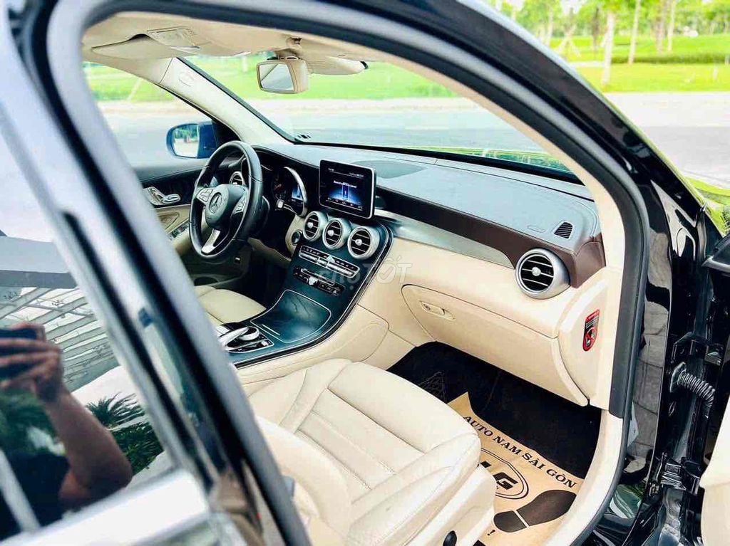 Mercedes-Benz GLC 300 4matic 2017 Đen. Mua bán Ô tô tại Quận 8 Tp Hồ Chí Minh được đăng bởi Cửa hàng ô tô cũ TRUST CARS hình 8