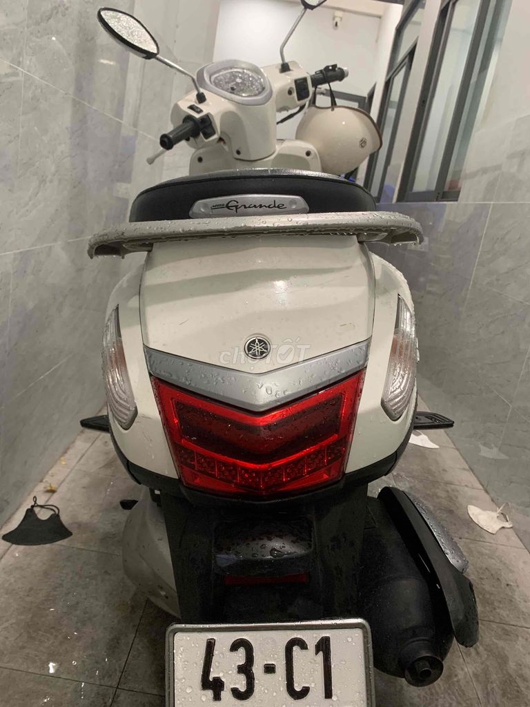 Скутер Yamaha Grande белого цвета