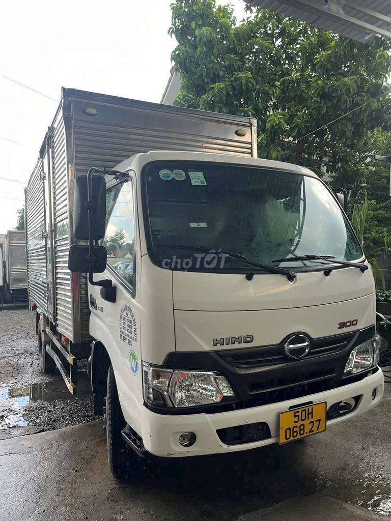 Hino xzu 2020 tải 1t8 thùng kín 4m5