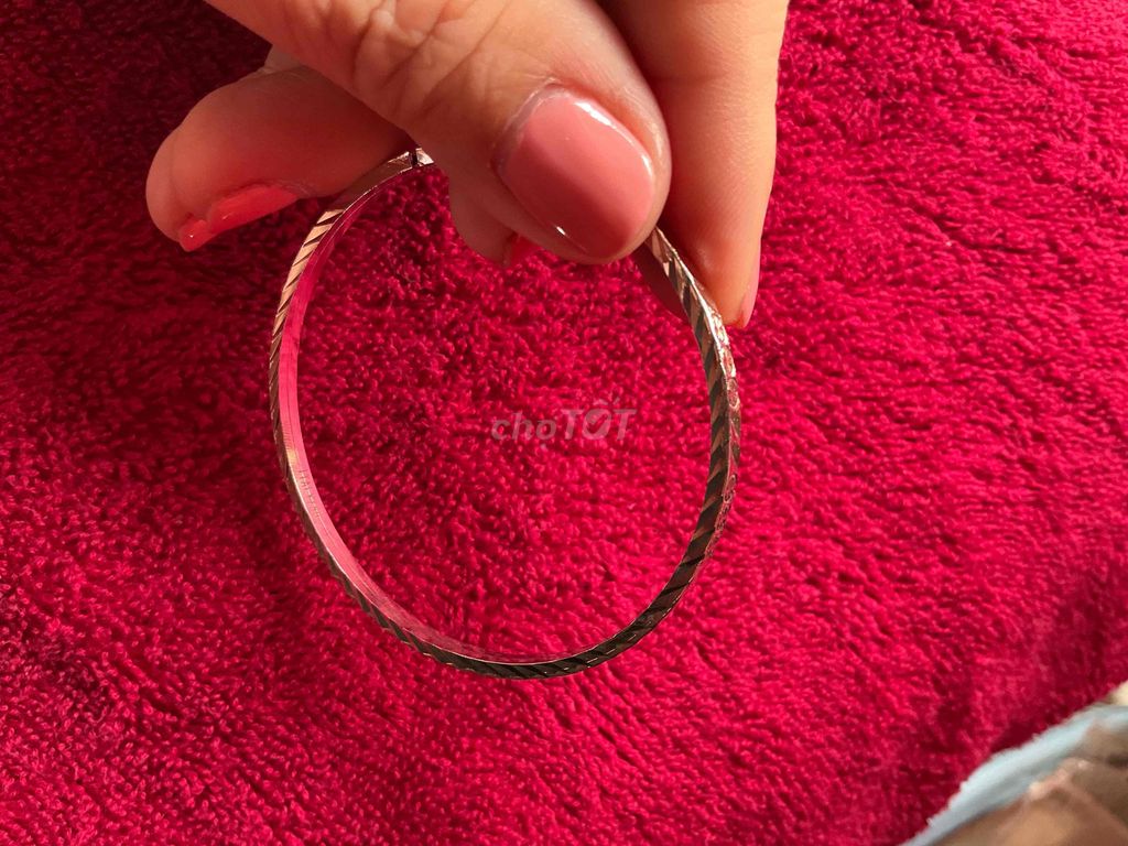 Vòng tay nữ Vàng au750 (1 cặp). Mua bán Phụ kiện thời trang khác tại Thành phố Thủ Dầu Một Bình Dương được đăng bởi Ms Nguyễn An hình 1