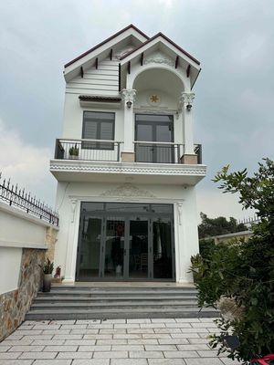 bán nhà phố mới xây mặt tiền Bờ Huệ cách trường học 50m