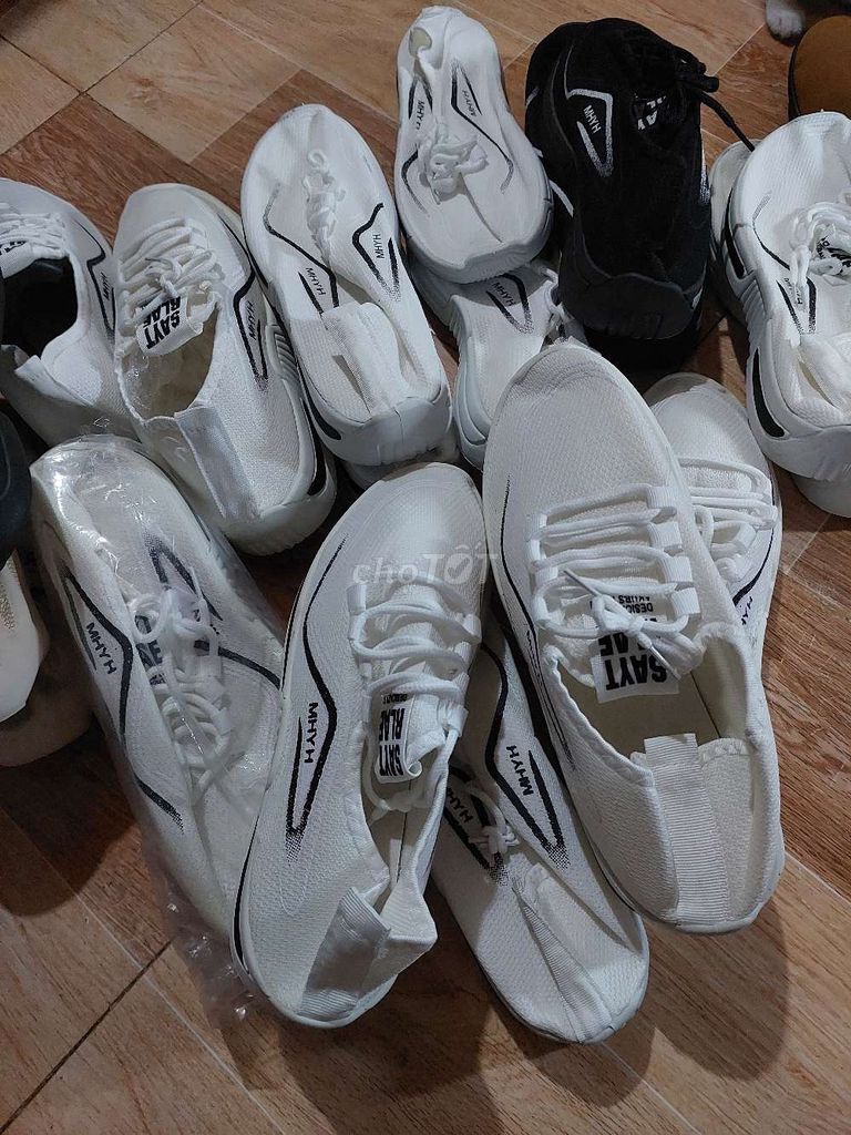 Giày thể thao Unisex size 42 trắng đen mới 100%. Mua bán Giày dép tại Huyện Mỏ Cày Nam Bến Tre được đăng bởi châu kha ly hình 1