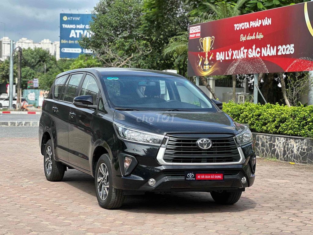 Toyota Innova 2.0E 2022 Новый черный номер 2 на 4 км, черный этаж