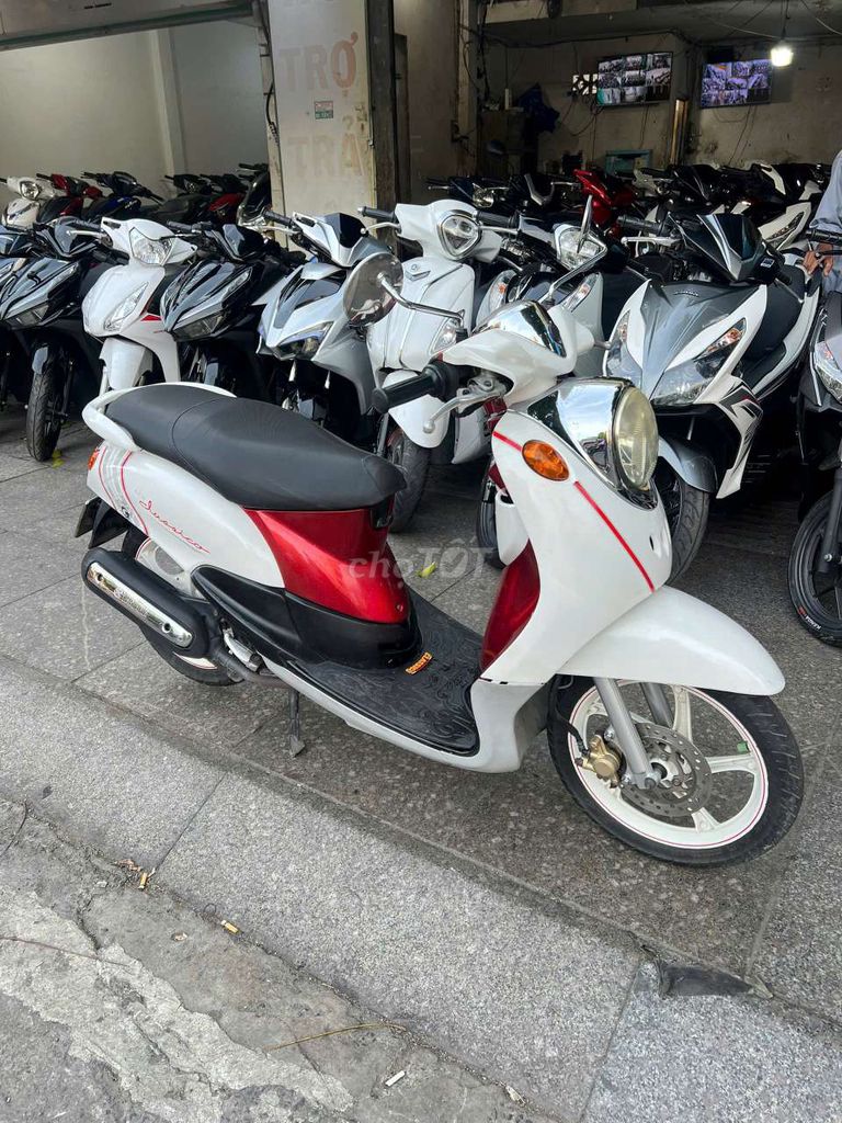 Красной-белый Yamaha Mio Classico 2010