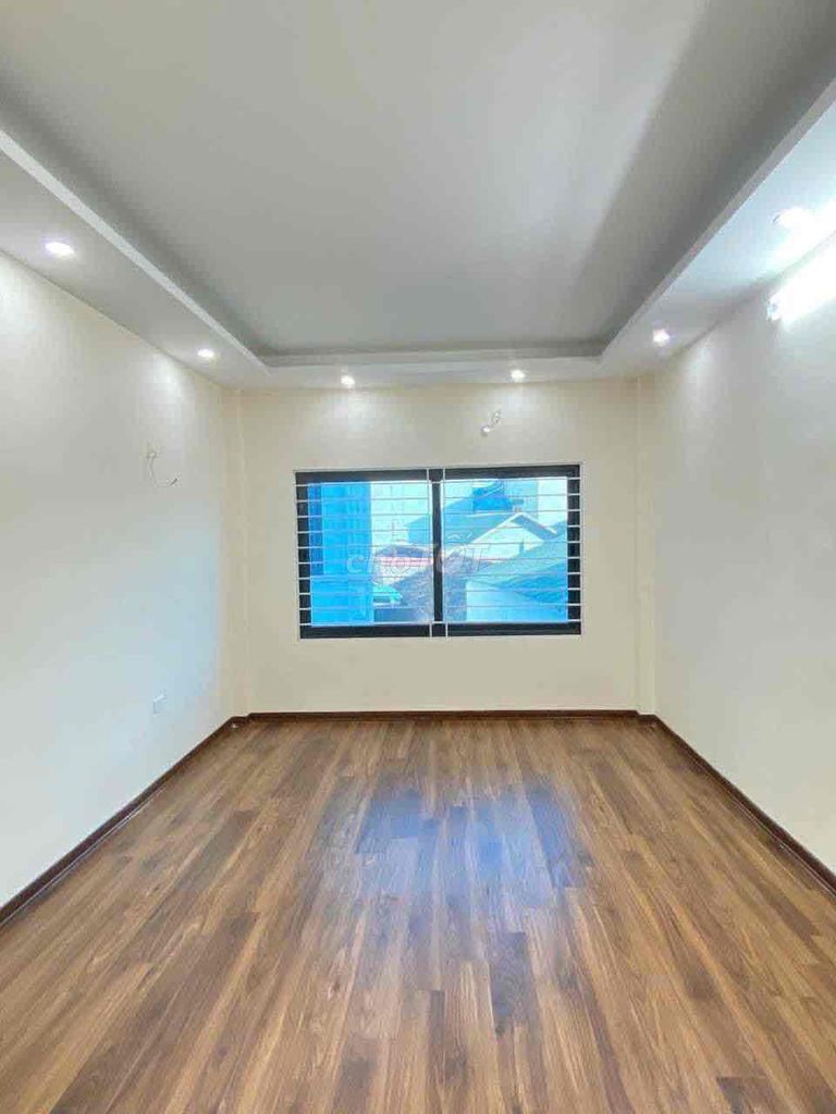 Bán Nhà Đông La: 30m² x 5 Tầng, Thiết kế tầng lửng, Ô Tô Đỗ 10m