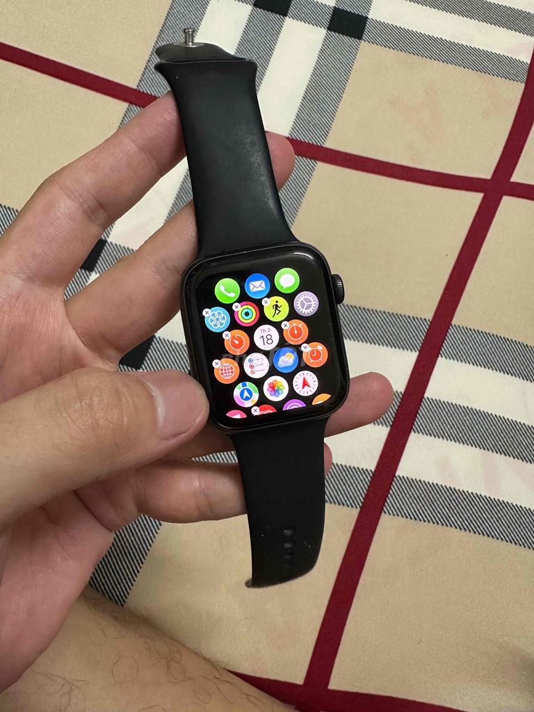 Apple Watch SE Đen 44mm. Mua bán Thiết bị đeo thông minh tại Thành phố Vũng Tàu Bà Rịa - Vũng Tàu được đăng bởi john nguyen hình 1