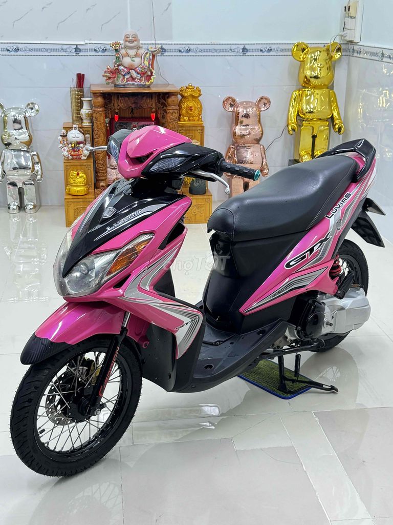Розовый скутер Yamaha Luvias