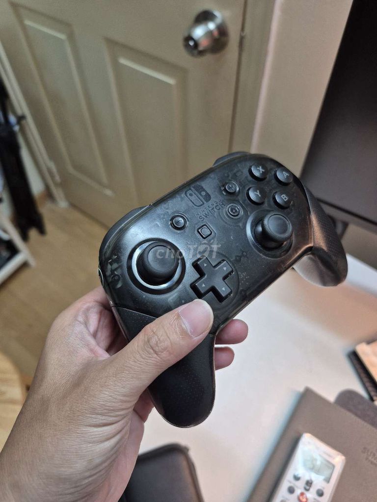 Tay cầm chơi game Nintendo Switch Pro Đen. Mua bán Thiết bị chơi game tại Quận 4 Tp Hồ Chí Minh được đăng bởi Nguyễn thanh sương hình 1