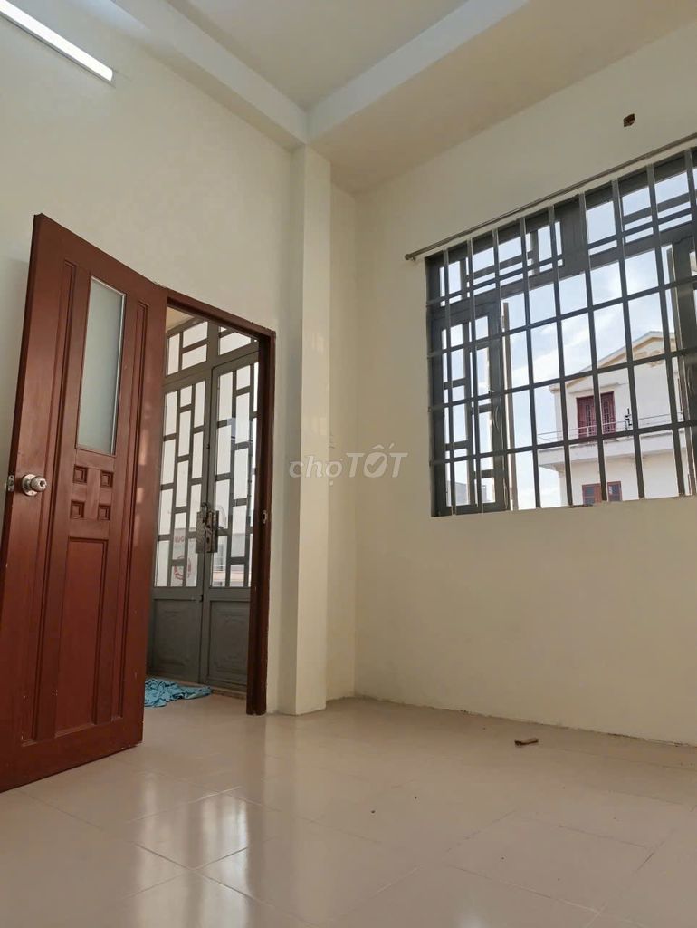 PHÒNG MỚI BAN CÔNG SIÊU RỘNG MÁT, NGAY SÁT CHỢ BÌNH LONG GIÁP TÂN PHÚ