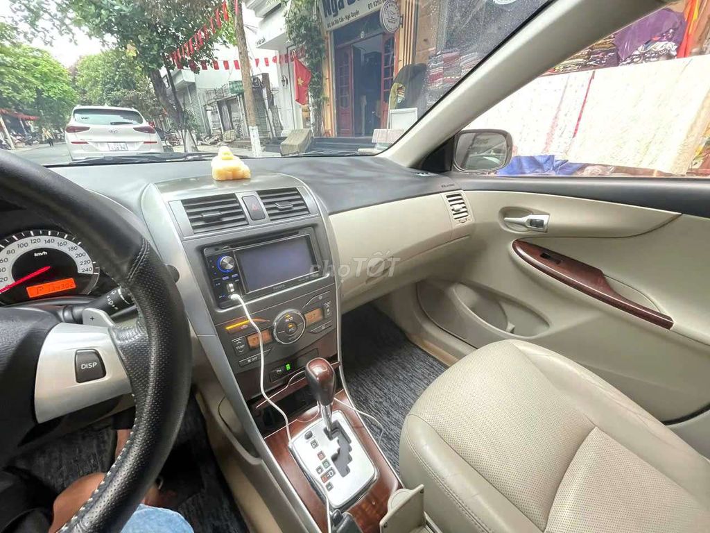 Тойота Альтис 2.0 2011 Серебристая автоматическая