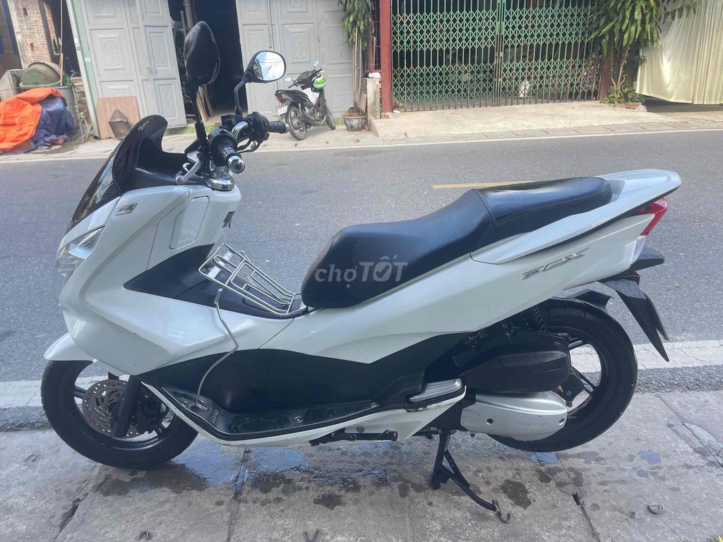 Белый скутер Honda PCX
