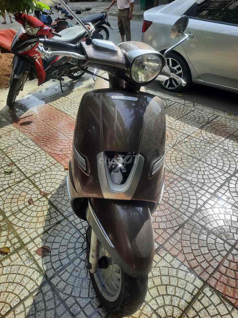 Peugeot Django коричневого цвета