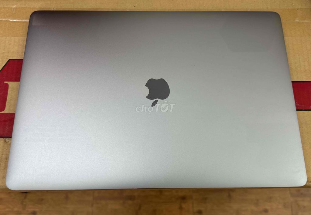 MACBOOK PRO 2018 15": i7 RAM 16, SSD 512GB: MÁY MỸ