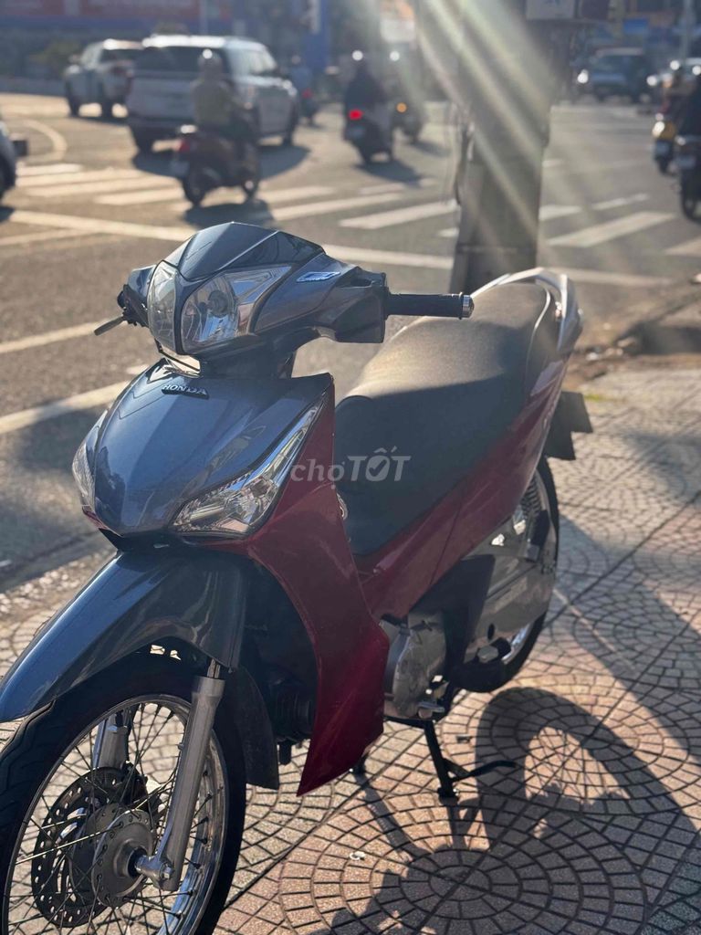 Хонда Фьючерс 125 Fi красный серый