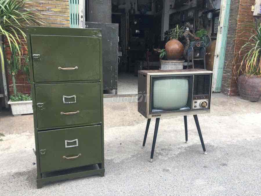 Tủ sắt và tivi xưa