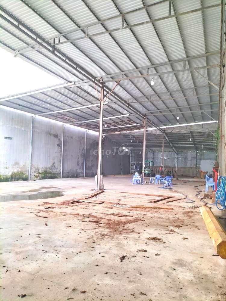 XƯỞNG 1100m2 -- 28tr ( th.luong )