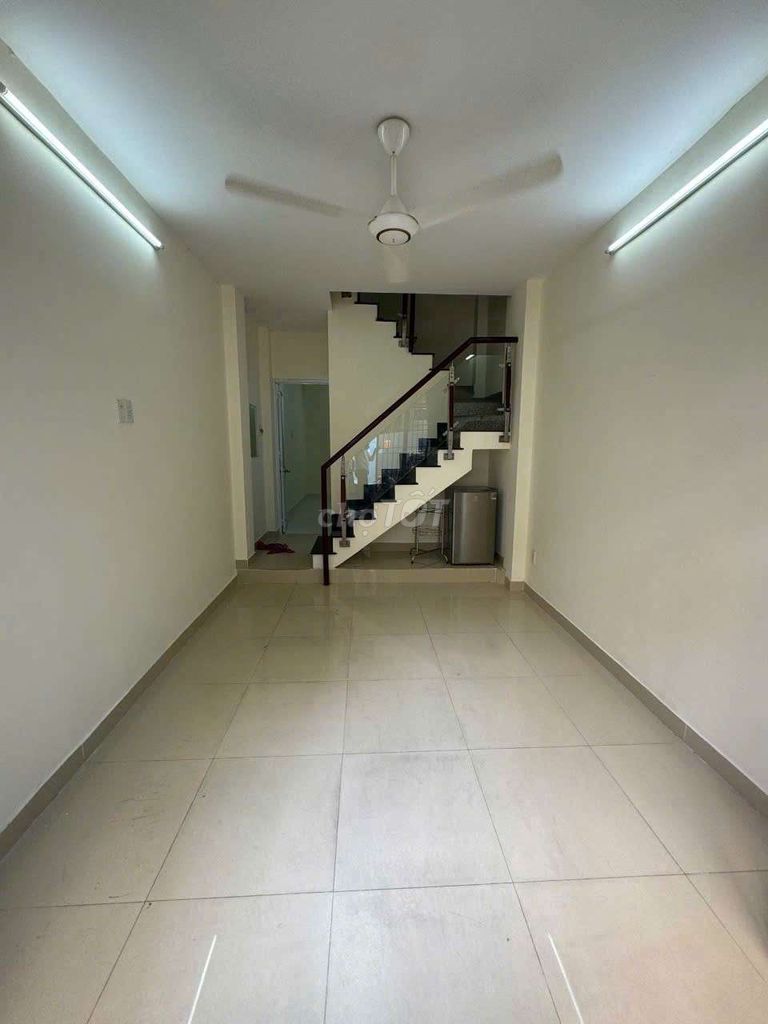 Rent · 3 bd · 30 м² · Quận Phú Nhuận, ул. Đường Hoàng Hoa Thám