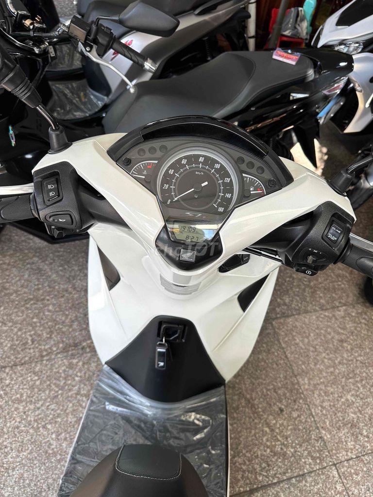 SH 125i 2017 Smartkey Trắng Đen BSTP Chính Chủ. Mua bán Xe máy tại Quận Phú Nhuận Tp Hồ Chí Minh được đăng bởi Ngô Hà hình 3