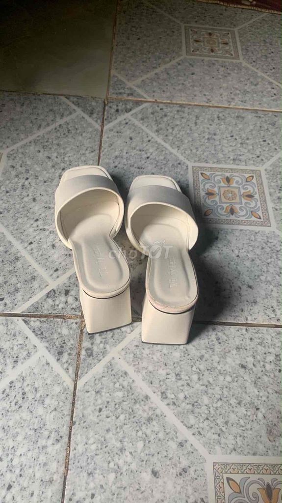 Dép guốc Nữ Trắng Chưa dùng. Mua bán Giày dép tại Huyện Tri Tôn An Giang được đăng bởi Yến Thanh hình 1
