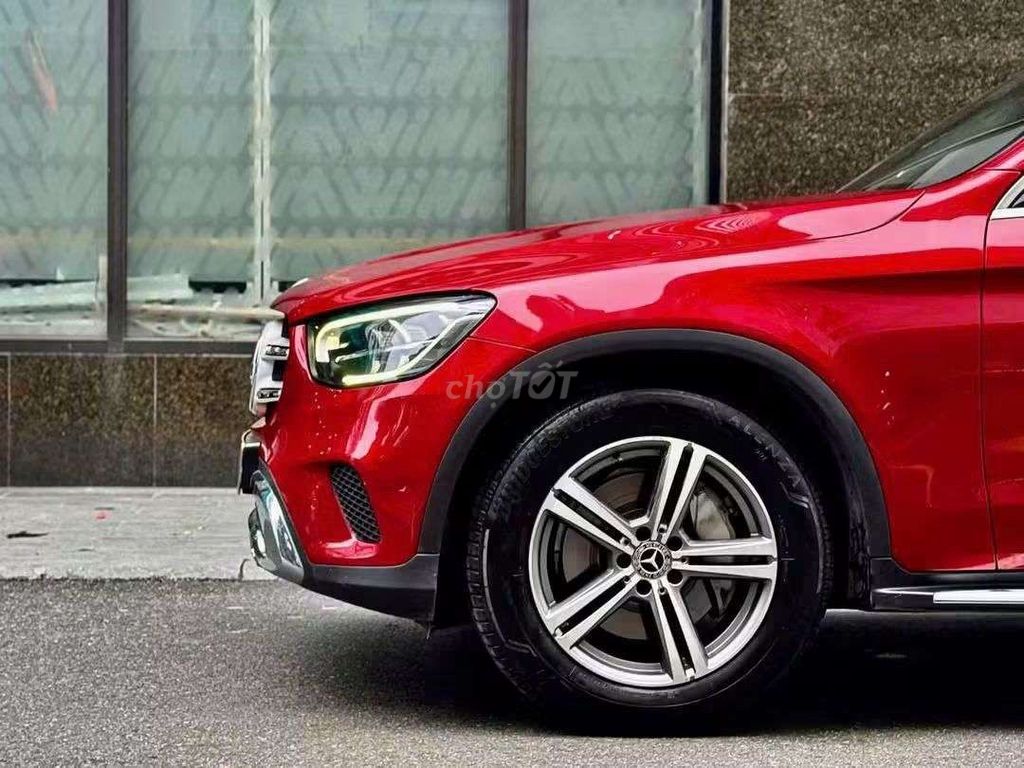 Mercedes-Benz GLC 200 2020 красный 52000 км