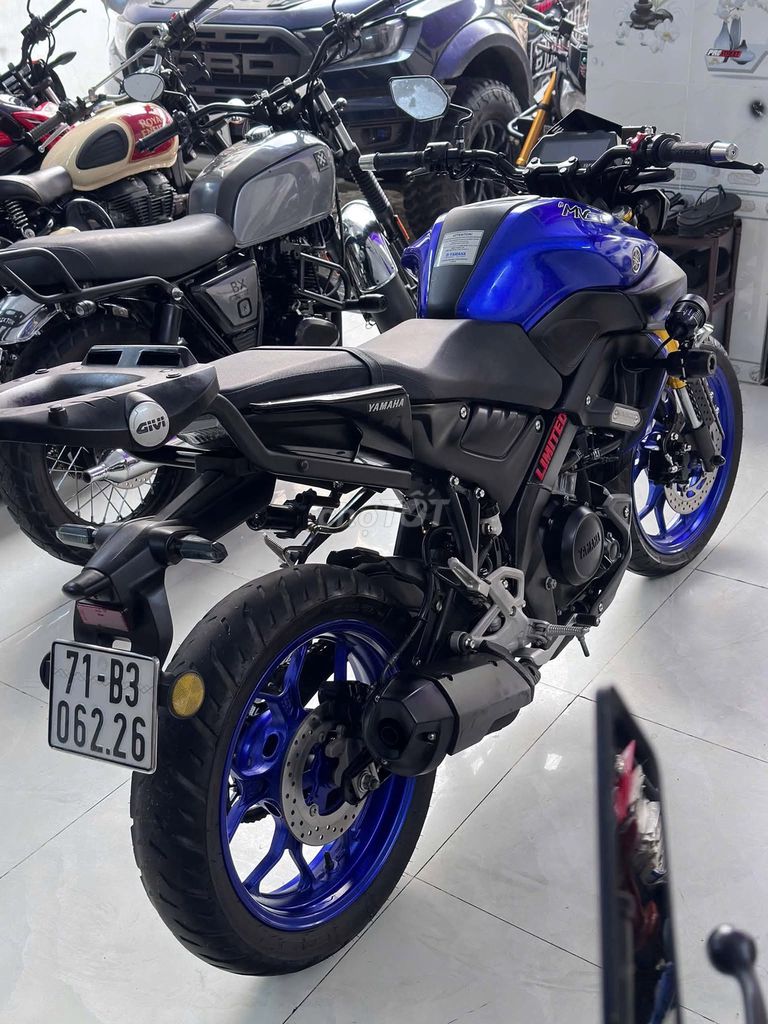 Синяя черная мультиигрушка Yamaha MT15 2021