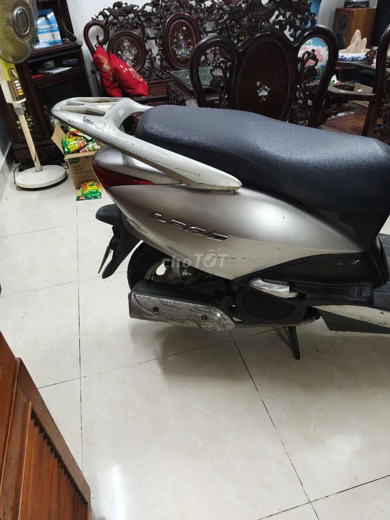 Серебристый скутер Honda