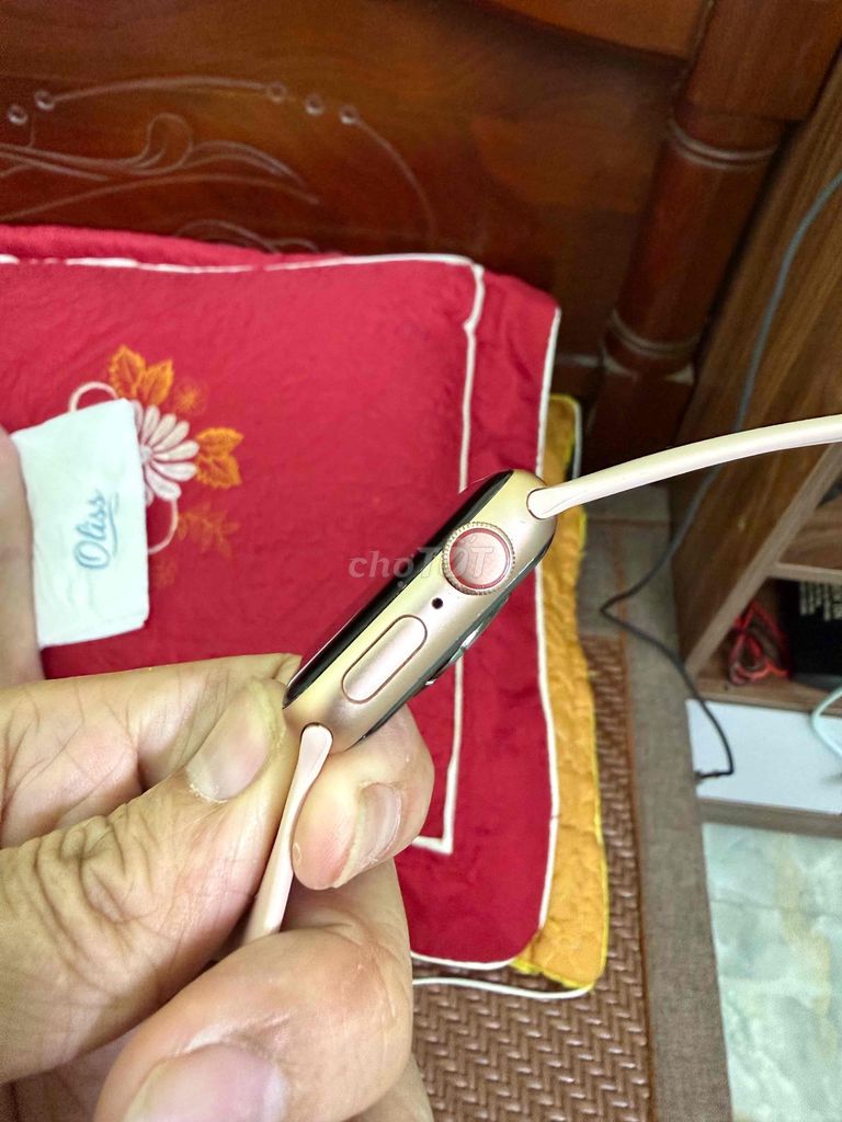 Apple Watch Series 4 Vàng hồng. Mua bán Thiết bị đeo thông minh tại Thành phố Bắc Ninh Bắc Ninh được đăng bởi The Truong hình 1
