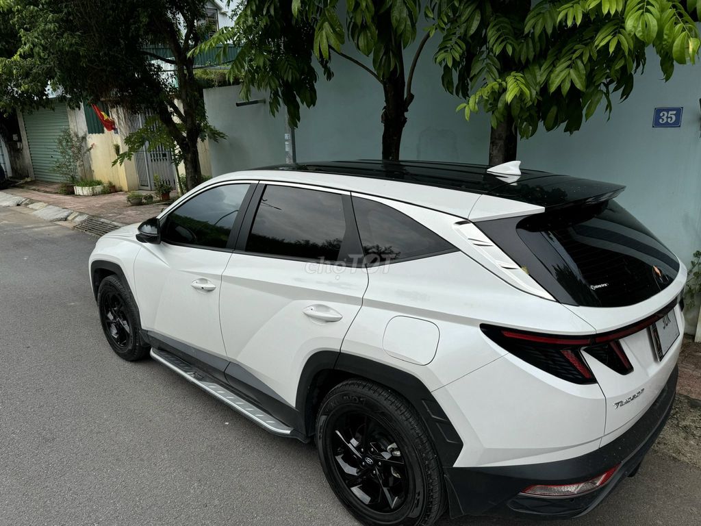 Белый Hyundai Tucson в Ханое