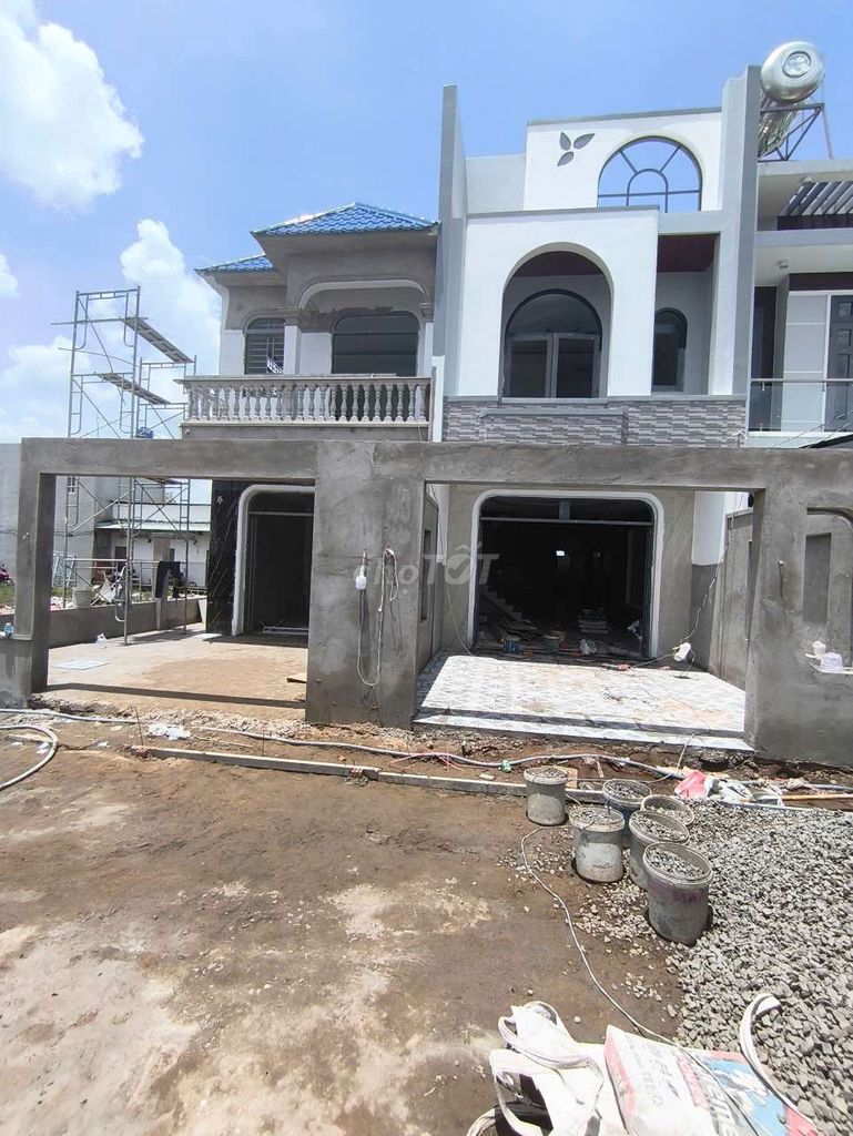 CĂN GÓC  2 MẶT TIỀN 122M2 GẦN CHỢ TRUNG THÀNH TẶNG FULL NỘI THẤT. Mua bán nhà ở tại Huyện Cần Đước Long An được đăng bởi Vũ Thiên hình 1