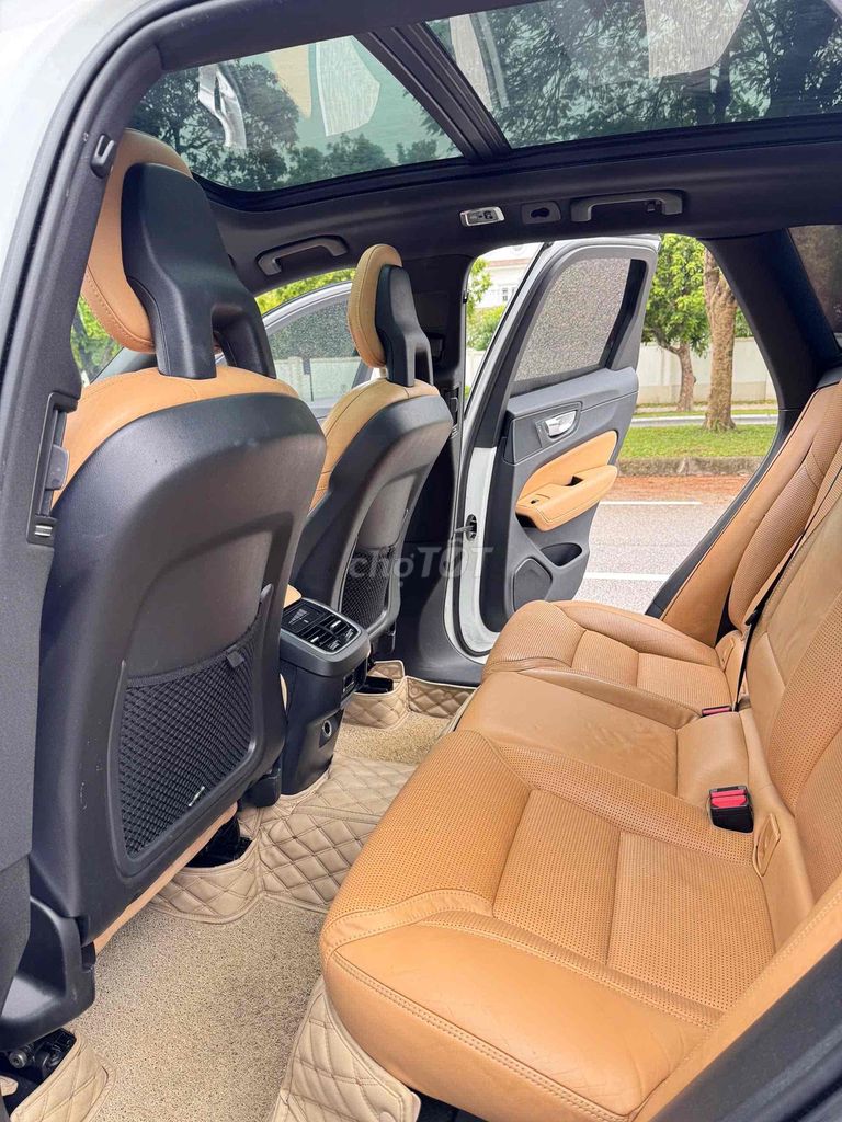 Volvo XC60 T6 awd Inscription 2018. Mua bán Ô tô tại Quận Long Biên Hà Nội được đăng bởi Trang Gala hình 8