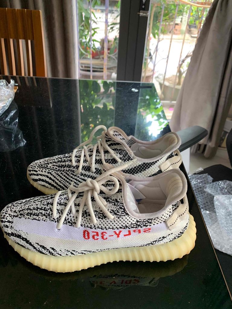 giày adidas Yeezy chính hãng size 42.5 độ mới 96%.