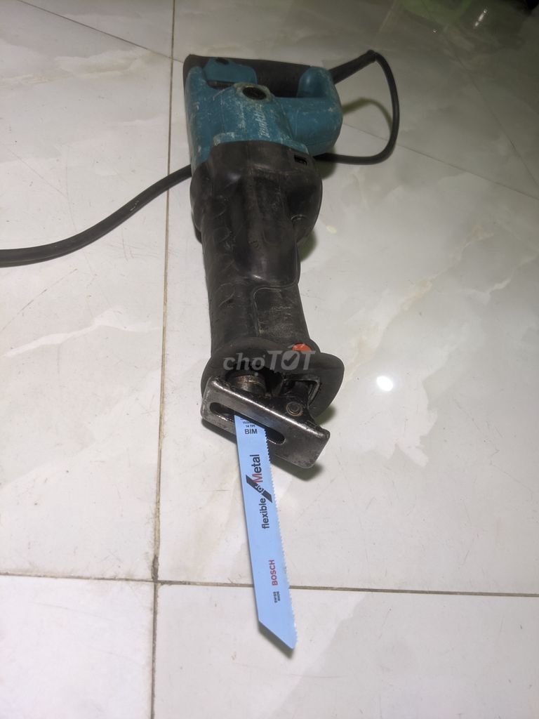 Máy cưa kiếm Makita 100volt