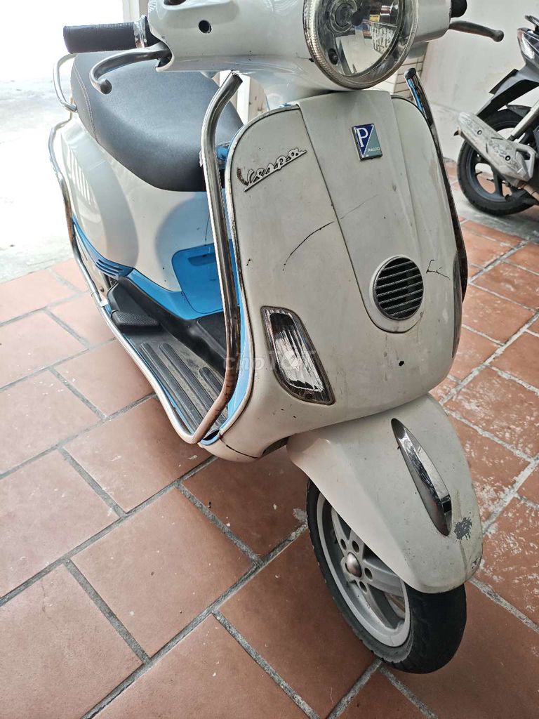 Piaggio Vespa LX125 белого и синего цвета с инжектором