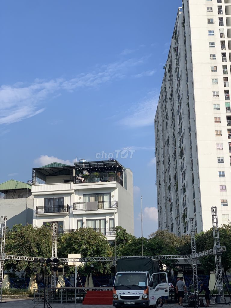 Biệt thự mặt tiền 6m - sát Vinhomes Riverside - thang máy- view thoáng