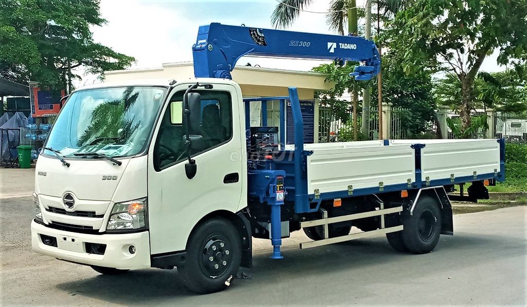 Xe Tải cẩu Hino 2,5 tấn XZU720 Lắp cẩu Tadano 304