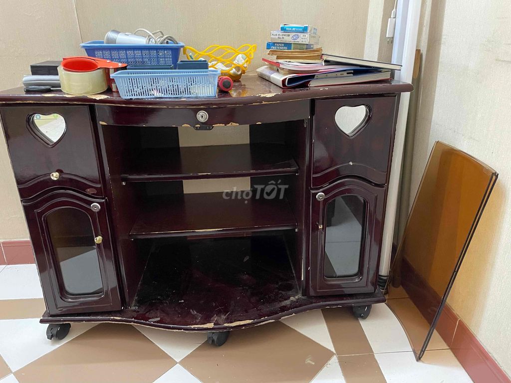 Thanh lý kệ tivi cũ gỗ ép nâu đỏ. Mua bán Tủ, kệ gia đình tại Quận 11 Tp Hồ Chí Minh được đăng bởi haihuehan hình 1