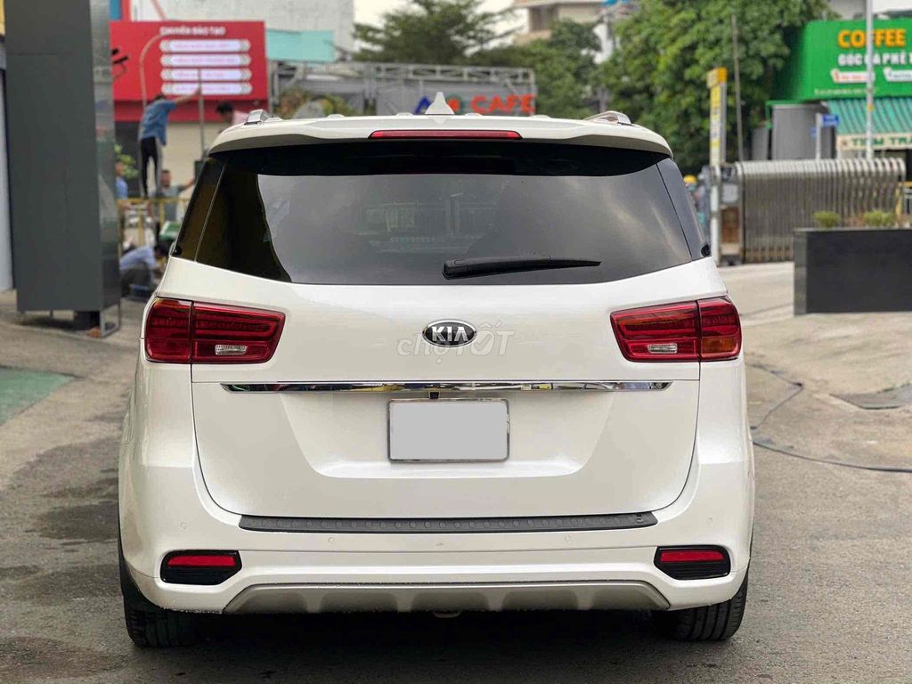 Kia Sedona белая 7 мест