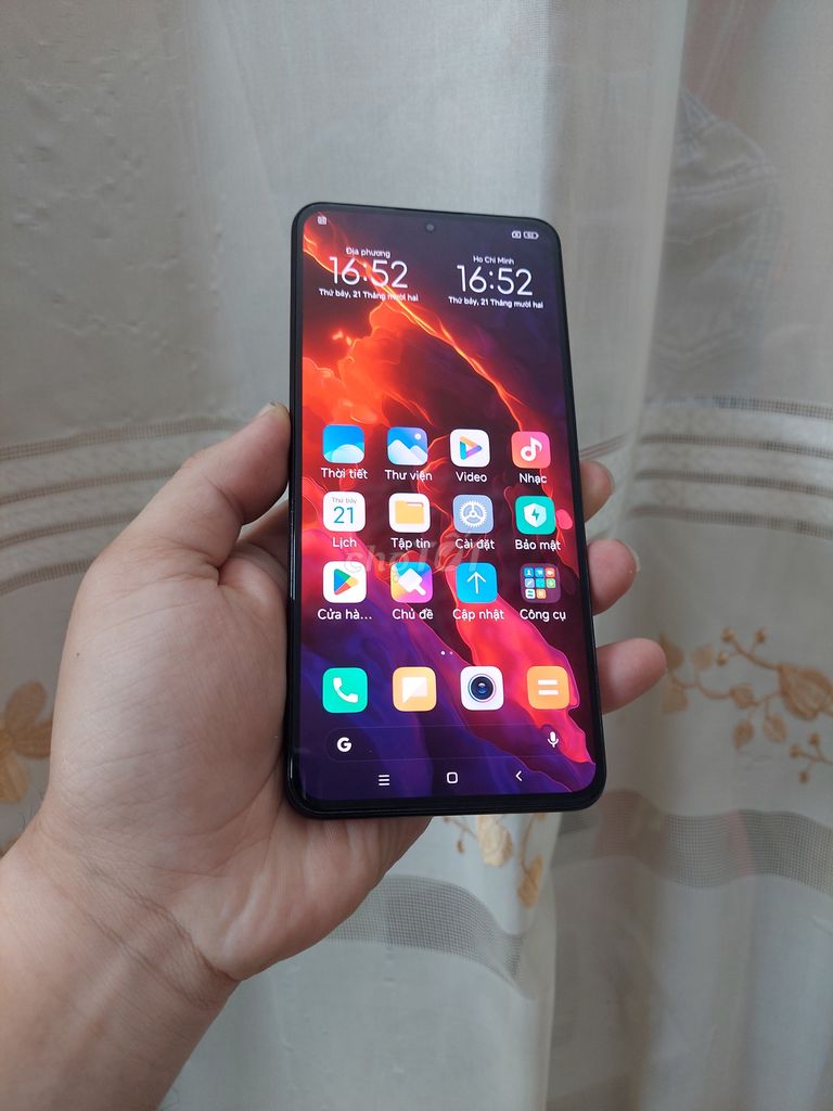 Xiaomi Redmi K50 5G chỉ nứt kính lưng tí ngay góc