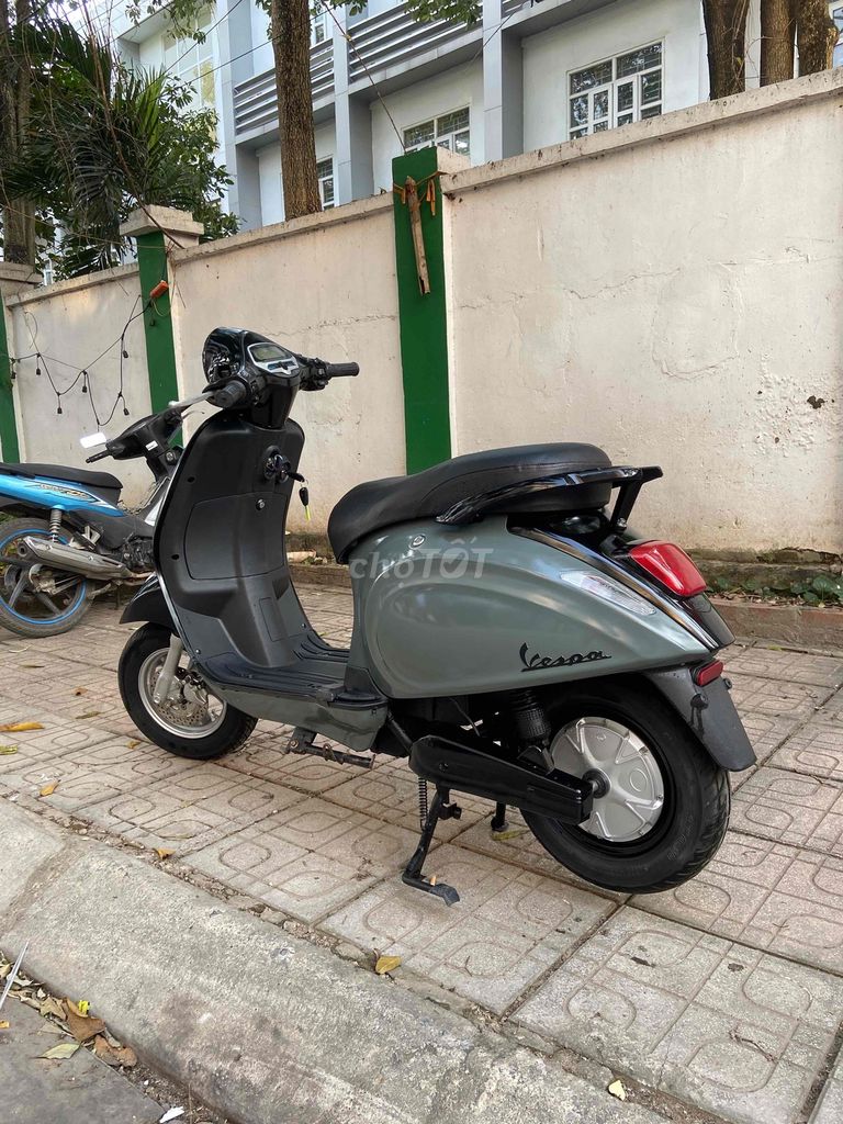 Xe máy điện Vespa màu Xám bình mới 100%. Mua bán Xe điện tại Quận Long Biên Hà Nội được đăng bởi Xe điện Huân Linh hình 9