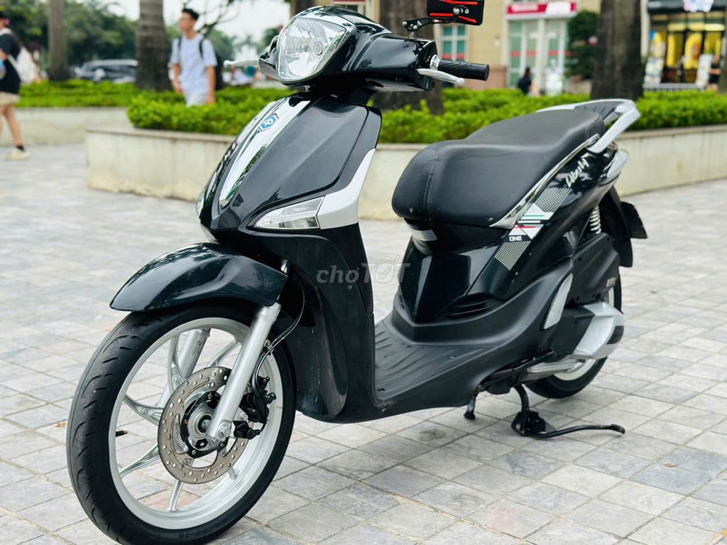 Черный скутер Piaggio Liberty