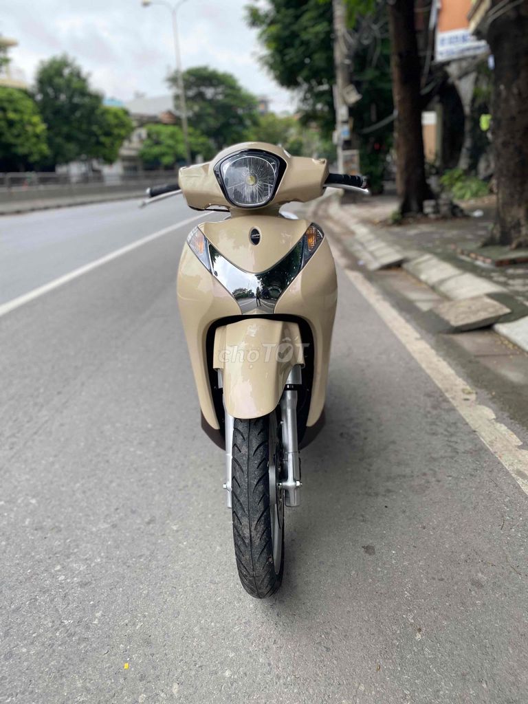 Модель Honda SH 2024 Master, кремовое золото