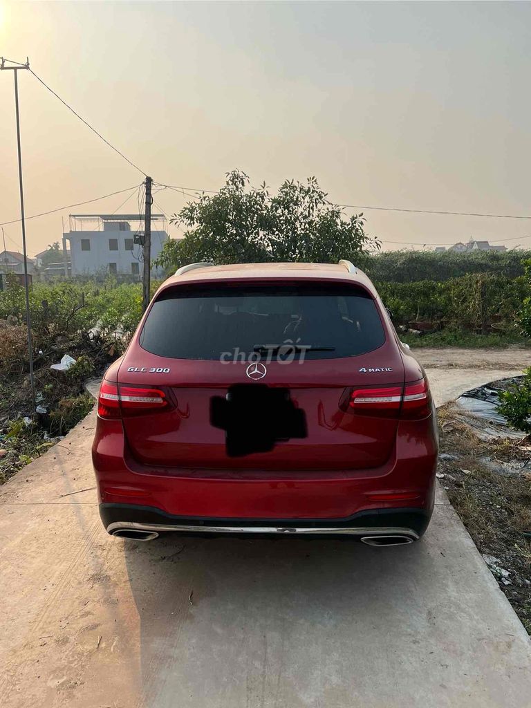 Mercedes-Benz GLC 300 4Matic 2017 Đỏ. Mua bán Ô tô tại Quận Tây Hồ Hà Nội được đăng bởi Lưu Phương Namm hình 2