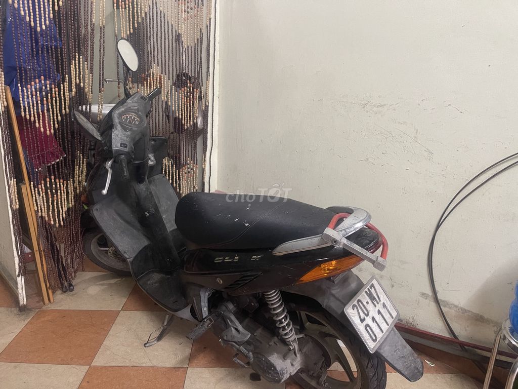 Черный скутер Honda Click