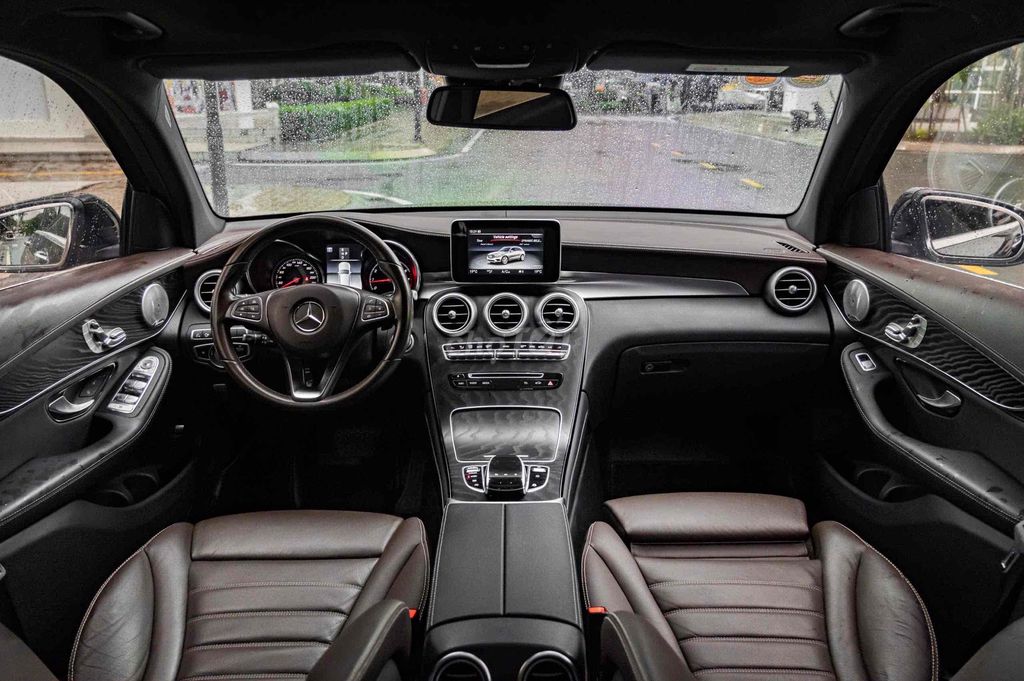 Mercedes GLC300 4Matic - Model 2020 - Đen/Nâu. Mua bán Ô tô tại Quận 7 Tp Hồ Chí Minh được đăng bởi Thật Nguyễn LongAnh Auto hình 9