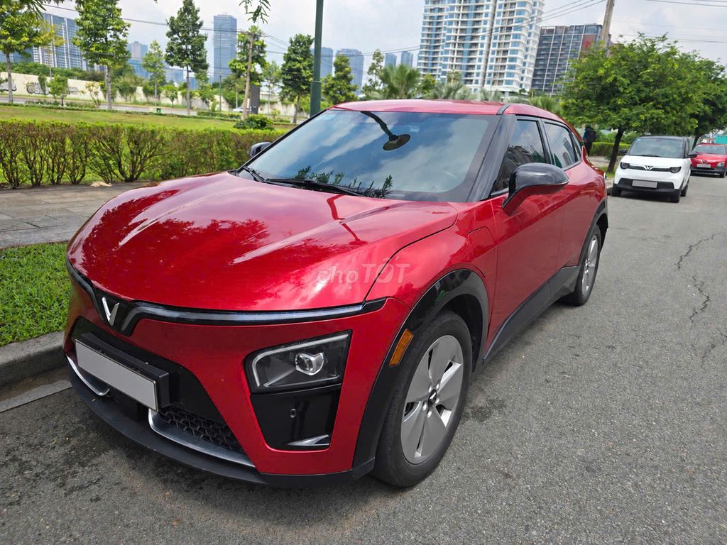 VINFAST VF7 S 2024 Батарея выкуплена, зарядка в комплекте, юрлицо, контрактный, пробег минимальный