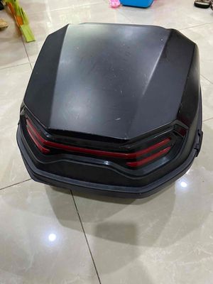 Thùng xe máy nhựa màu Đen ( mất khoá )