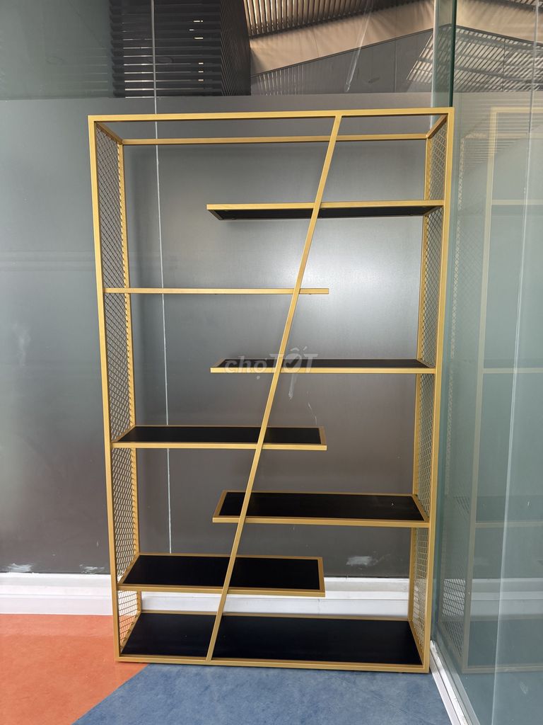 Kệ trang trí Sắt 2m1x1m2 99% mới. Mua bán Tủ, kệ gia đình tại Quận 3 Tp Hồ Chí Minh được đăng bởi Phương T Trì hình 1